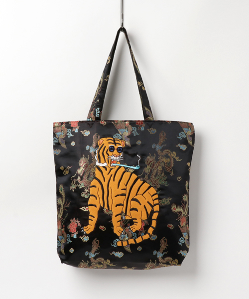 PUNYUS（プニュズ）の「チャイナ柄タイガートート（トートバッグ・レディース・ブルー/レッド/ピンク/ブラック・FREE）」の5枚目の写真
