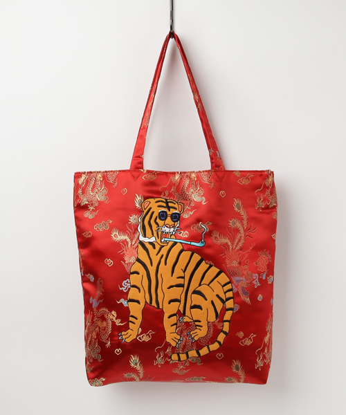 PUNYUS（プニュズ）の「チャイナ柄タイガートート（トートバッグ・レディース・ブルー/レッド/ピンク/ブラック・FREE）」の4枚目の写真