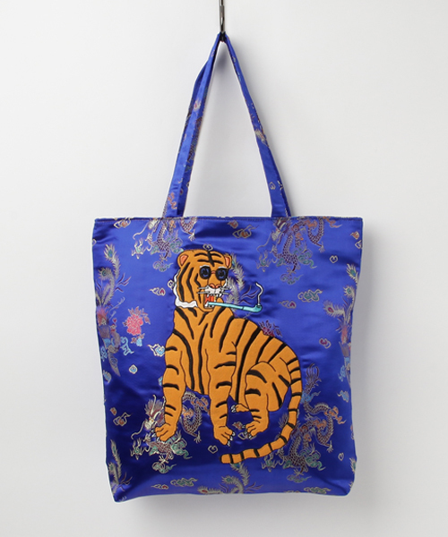 PUNYUS（プニュズ）の「チャイナ柄タイガートート（トートバッグ・レディース・ブルー/レッド/ピンク/ブラック・FREE）」の2枚目の写真