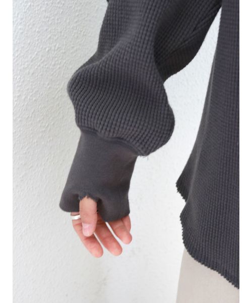 Ungrid(アングリッド)の「ワッフルルーズロングスリーブTee(Tシャツ/カットソー・レディース・チャコールグレー/アイボリー/モカ・FREE)」の6枚目の写真