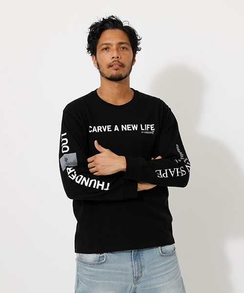 AZUL by moussy（アズールバイマウジー）の「PHOTOGRAPHIC LONG TEE/フォトグラフィックロングTシャツ　251DSM90-288C（Tシャツ/カットソー・メンズ・ホワイト/ブラック/ライトベージュ・SMALL/MEDIUM/LARGE）」の2枚目の写真