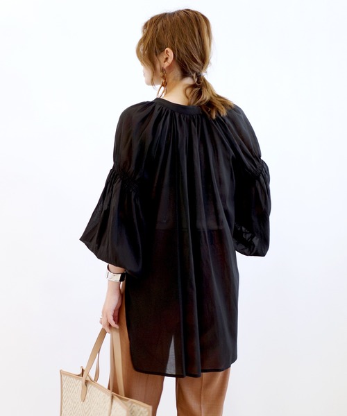 DouDou（ドゥドゥ）の「袖シャーリングブラウス（シャツ/ブラウス・レディース・ホワイト/ブラック/カーキ・FREE）」の2枚目の写真