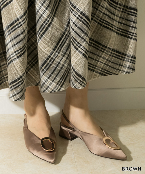 RANDA（ランダ）の「ゴールドパーツポインテッドトゥミュールパンプス（パンプス・レディース・ブラック/ブラウン/カーキ・LL/S/M/L）」の2枚目の写真