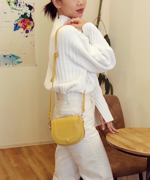 OSYAREVO(オシャレボ)の「ダブルステッチ ラウンドショルダーバッグ(ショルダーバッグ・レディース・ホワイト/ブラック/ベージュ/マスタード・ONESIZE)」の11枚目の写真
