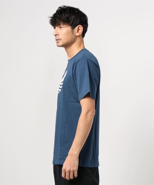 adidas（アディダス）の「シュムーフォイル ロゴTシャツ