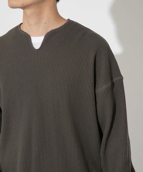 ITEMS URBANRESEARCH（アイテムズ アーバンリサーチ）の「ワッフルキーネックカットソー（Tシャツ/カットソー・メンズ・オフホワイト/チャコールグレー・LARGE/MEDIUM）」の2枚目の写真