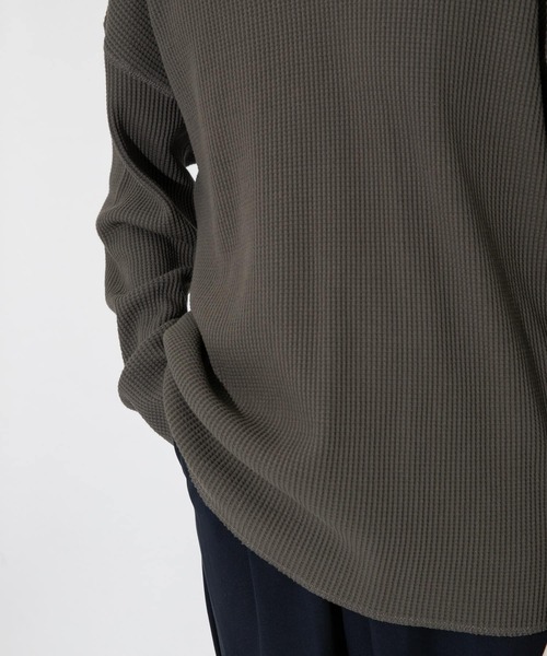 ITEMS URBANRESEARCH（アイテムズ アーバンリサーチ）の「ワッフルキーネックカットソー（Tシャツ/カットソー・メンズ・オフホワイト/チャコールグレー・LARGE/MEDIUM）」の3枚目の写真