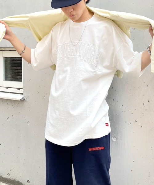 WHO'S WHO gallery（フーズフーギャラリー）の「【KOOKY'N/クーキー】ピグメントカレッジ刺繍TEE（Tシャツ/カットソー・メンズ・ホワイト/アッシュグレー/ブラック/ネイビー/レッド/グリーン・FREE）」の2枚目の写真