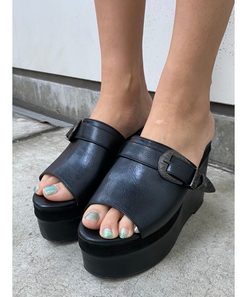 EGOIST（エゴイスト）の「ベルト付ウェッジサンダル（サンダル・レディース・ブラック/キャメル・S/M）」の2枚目の写真