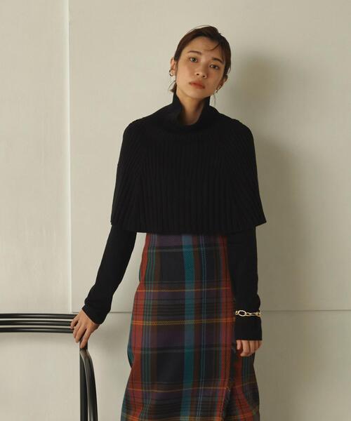 EMMEL REFINES（エメルリファインズ）の「＜EMMEL REFINES（エメル リファインズ）＞EM ケープ付き マルチウェイニット（ニット/セーター・レディース・ブラック/ダークグレー/ナチュラル・FREE）」の2枚目の写真