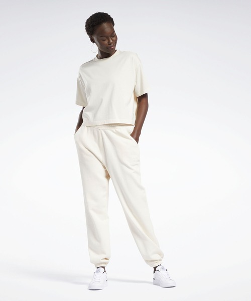 Reebok（リーボック）の「 クラシックス ナチュラルダイ クロップドTシャツ / Classics Natural Dye Cropped T-Shirt（Tシャツ/カットソー・レディース・オフホワイト・MEDIUM/X-LARGE/SMALL/LARGE）」の4枚目の写真