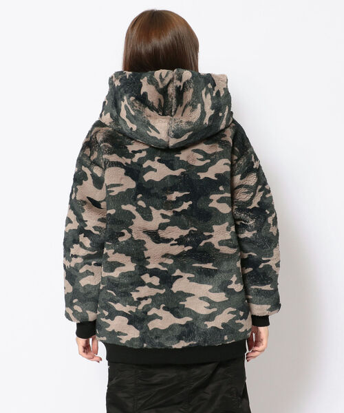 海外限定スパイク販売 AVIREX（アヴィレックス）の「【Women's】カモプリント シャギー ジャケット・アウター