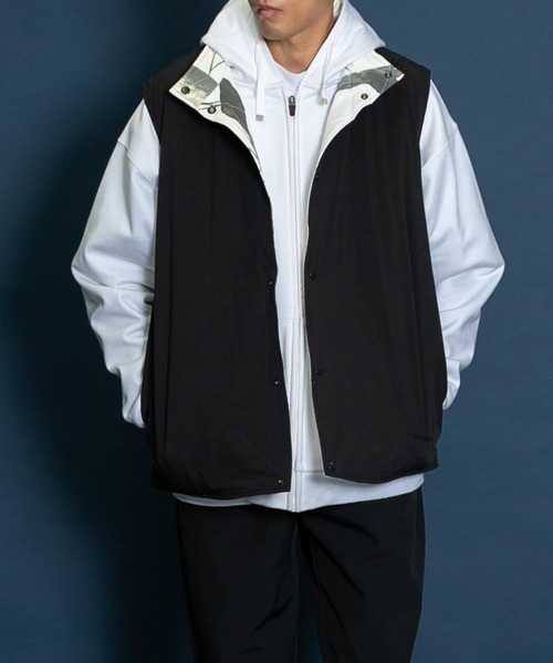 Uiscel（ユイセル）の「プリマロフトリバーシブルオーバーベスト（ダウンベスト・メンズ・ブラック/カーキ・ONE）」の2枚目の写真