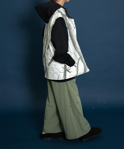 Uiscel（ユイセル）の「プリマロフトリバーシブルオーバーベスト（ダウンベスト・メンズ・ブラック/カーキ・ONE）」の3枚目の写真