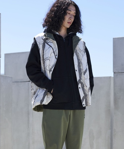 Uiscel（ユイセル）の「プリマロフトリバーシブルオーバーベスト（ダウンベスト・メンズ・ブラック/カーキ・ONE）」の14枚目の写真