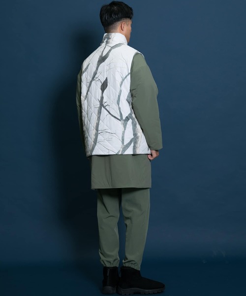 Uiscel（ユイセル）の「プリマロフトリバーシブルオーバーベスト（ダウンベスト・メンズ・ブラック/カーキ・ONE）」の4枚目の写真