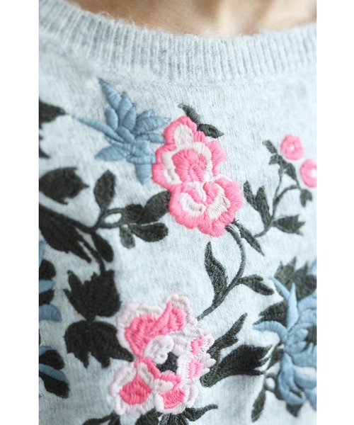 cawaii（カワイイ）の「顔周り明るく華やぐ彩花刺繍のニットプル