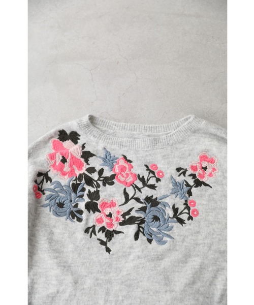 cawaii Sから3L対応 顔周り明るく華やぐ彩花刺繍のニットプルオーバートップス cawaii（カワイイ）の「顔周り明るく華やぐ彩花刺繍のニットプル