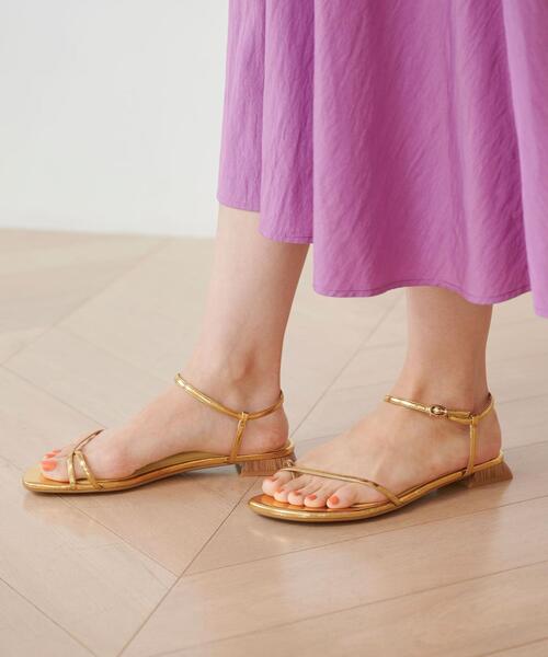 green label relaxing(グリーンレーベルリラクシング)の「【矢野未希子さん着用】<Oggi×green label relaxing>トングフラット サンダル(1.5cmヒール)(サンダル・レディース・ブラック/ゴールド/その他1/ケリー・S/M/L/XL/XS)」の7枚目の写真