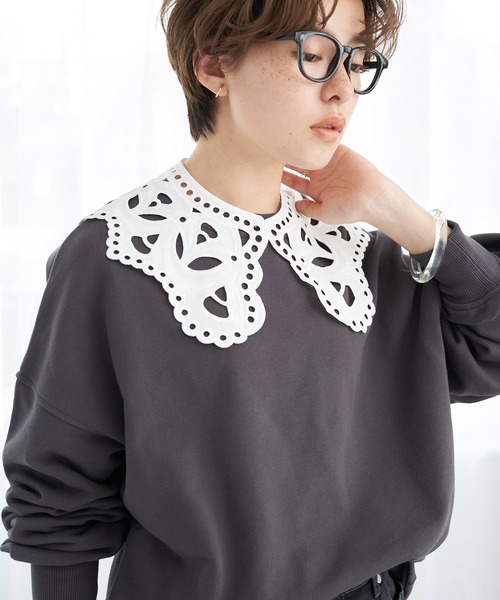 earth music&ecology(アースミュージックアンドエコロジー)の「付け襟スウェット(スウェット・レディース・チャコールグレー/アイボリー/ピンク・FREE)」の3枚目の写真