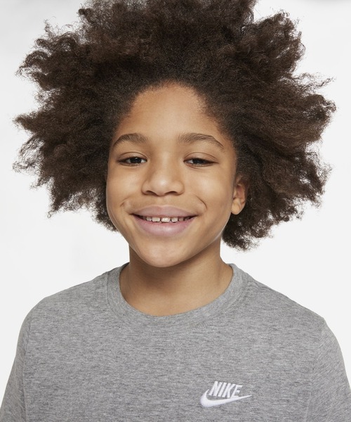 NIKE（ナイキ）の「ナイキ スポーツウェア ジュニア Tシャツ / Nike Sportswear Big Kids' T-Shirt<XS-XL 展開>（Tシャツ/カットソー・キッズ・ブラック/ブルー系その他2/グレー系その他/グレイッシュブルー/ブルー系その他/エメラルド/グリーン系その他/ホワイト・S/M/L/XL/XS/130/160/140/150/170）」の3枚目の写真