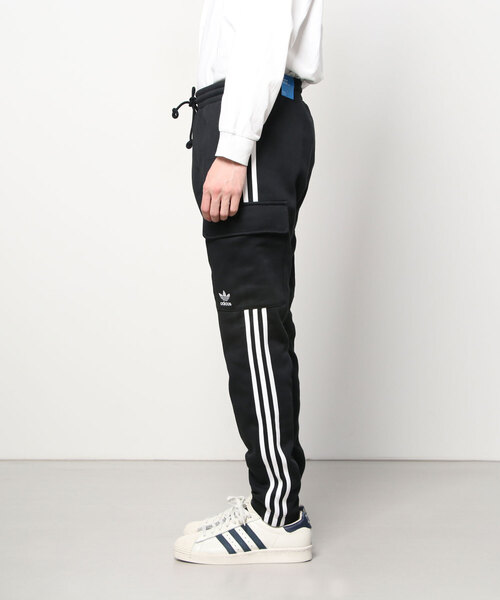 adidas（アディダス）の「アディカラー クラシックス スリーストライプ