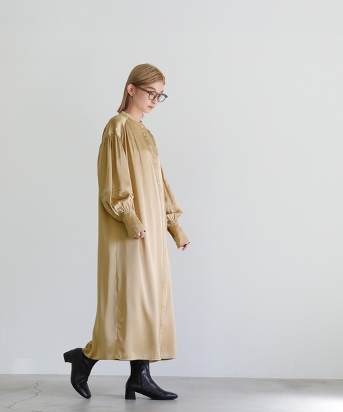 select MOCA(セレクトモカ)の「スタンドカラービンテージサテンシャツワンピース(シャツワンピース・レディース・ベージュ/オフホワイト・FREE)」の4枚目の写真
