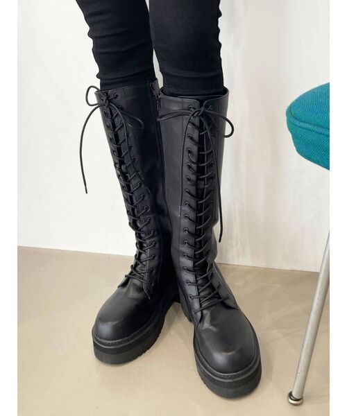 EMODA(エモダ)の「ラウンドレースアップブーツ(ブーツ・レディース・ブラック/アイボリー・SMALL/MEDIUM/LARGE)」の2枚目の写真
