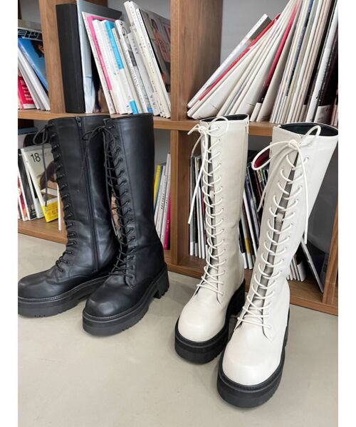 EMODA(エモダ)の「ラウンドレースアップブーツ(ブーツ・レディース・ブラック/アイボリー・SMALL/MEDIUM/LARGE)」の7枚目の写真