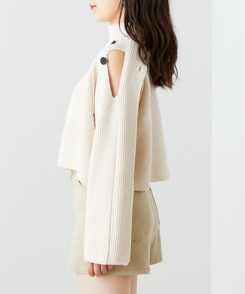 Chico（チコ）の「【2022AW】ショート丈肩開きボタンデザインニット（ニット/セーター・レディース・チャコールグレー/グリーン/アイボリー/グレイッシュベージュ・FREE）」の12枚目の写真