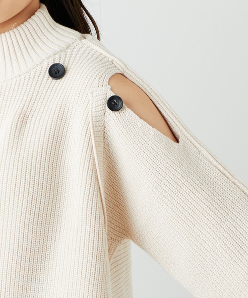 Chico（チコ）の「【2022AW】ショート丈肩開きボタンデザインニット（ニット/セーター・レディース・チャコールグレー/グリーン/アイボリー/グレイッシュベージュ・FREE）」の15枚目の写真