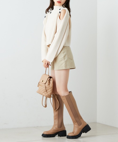 Chico（チコ）の「【2022AW】ショート丈肩開きボタンデザインニット（ニット/セーター・レディース・チャコールグレー/グリーン/アイボリー/グレイッシュベージュ・FREE）」の9枚目の写真