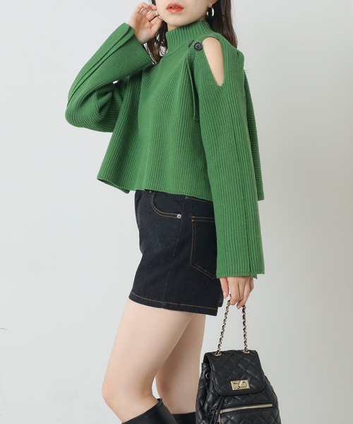 Chico（チコ）の「【2022AW】ショート丈肩開きボタンデザインニット（ニット/セーター・レディース・チャコールグレー/グリーン/アイボリー/グレイッシュベージュ・FREE）」の19枚目の写真