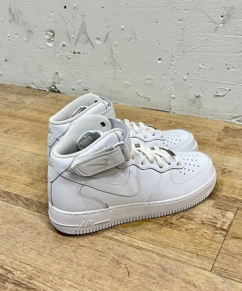 NIKE(ナイキ)の「AIR FORCE 1 MID '07(スニーカー・メンズ・ホワイト・26.0cm/27.5cm/26.5cm/28.0cm/27.0cm/25.5cm/28.5cm/29.0cm/30.0cm)」の9枚目の写真