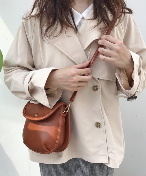 CLEA(クレア)の「フラップ付きフェイクレザーショルダーミニバッグ(ショルダーバッグ・レディース・ブラック/ブラウン・FREE)」の11枚目の写真