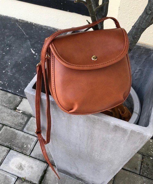 CLEA(クレア)の「フラップ付きフェイクレザーショルダーミニバッグ(ショルダーバッグ・レディース・ブラック/ブラウン・FREE)」の10枚目の写真