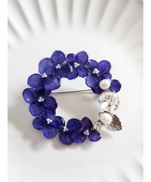 tone（トーン）の「【Tresor】紫陽花 クリスタル　ブローチ(MA)（ブローチ/コサージュ・レディース・ホワイト/ピンク/ブルー/パープル/ネイビー・FREE）」の2枚目の写真