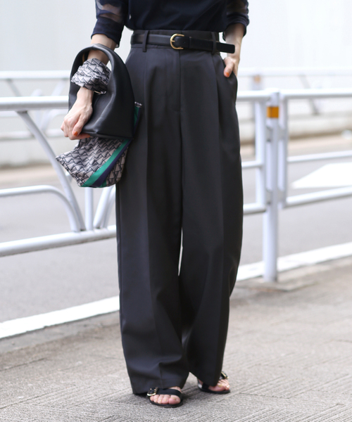 VERMEIL par iena(ヴェルメイユパーイエナ)の「チノライクタックワイドパンツ(チノパンツ・レディース・ベージュ/ネイビー・36/38/40)」の2枚目の写真