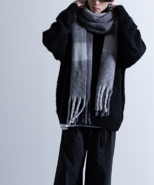 NYLAUS（ナイラス）の「Mohair Like Big Check Fringe Volume Scarf / モヘアライク ビッグチェック フリンジ ボリュームマフラー（マフラー・メンズ・グレー系/ブラウン系・FREE）」の17枚目の写真