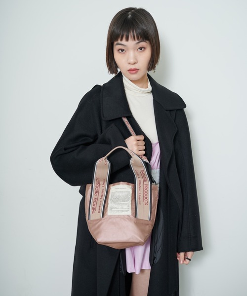 THEATRE PRODUCTS(シアタープロダクツ)の「メタリックナイロンJQテープ2WAYバッグ-S-(ショルダーバッグ・レディース・ピンク/チャコール/シルバー・FREE)」の4枚目の写真