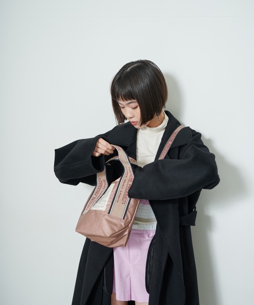 THEATRE PRODUCTS(シアタープロダクツ)の「メタリックナイロンJQテープ2WAYバッグ-S-(ショルダーバッグ・レディース・ピンク/チャコール/シルバー・FREE)」の7枚目の写真