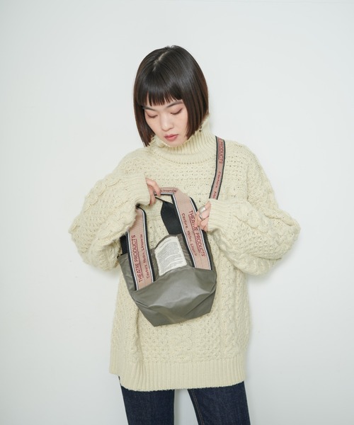 THEATRE PRODUCTS(シアタープロダクツ)の「メタリックナイロンJQテープ2WAYバッグ-S-(ショルダーバッグ・レディース・ピンク/チャコール/シルバー・FREE)」の12枚目の写真