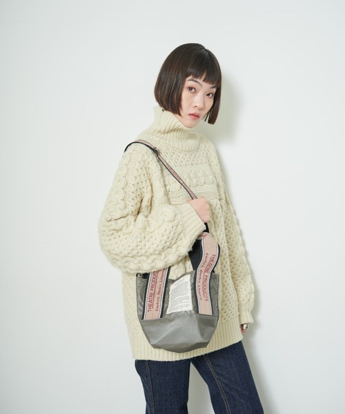 THEATRE PRODUCTS(シアタープロダクツ)の「メタリックナイロンJQテープ2WAYバッグ-S-(ショルダーバッグ・レディース・ピンク/チャコール/シルバー・FREE)」の13枚目の写真