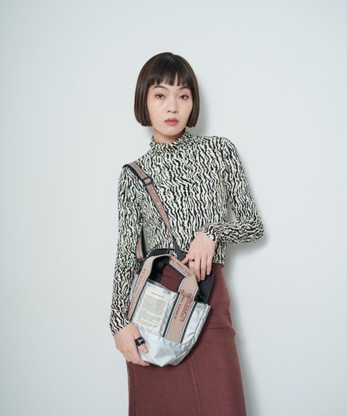 THEATRE PRODUCTS(シアタープロダクツ)の「メタリックナイロンJQテープ2WAYバッグ-S-(ショルダーバッグ・レディース・ピンク/チャコール/シルバー・FREE)」の18枚目の写真