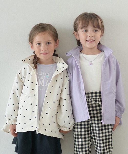 Lycee mine(リセマイン)の「【撥水加工】バックフリルAラインエブリデイマウンテンパーカ(収納袋付き)(ブルゾン・キッズ・エメラルド/ライトブルー/ライラック/ブラック/ピンク/ミント/ライトベージュ/アイボリー・130cm/100cm/120cm/150cm/140cm/110cm)」の13枚目の写真