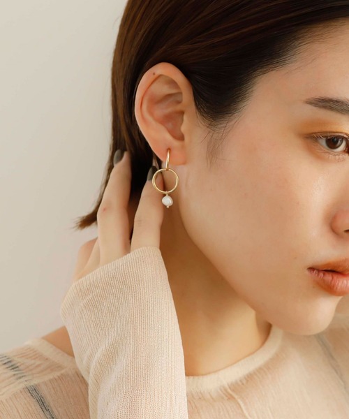 JewCas（ジュアキャス）の「ノットアレ【金属アレルギー対応】 淡水パールpearlピアス[NOA0076]（ピアス（両耳用）・レディース・シルバー/ゴールド・FREE）」の2枚目の写真