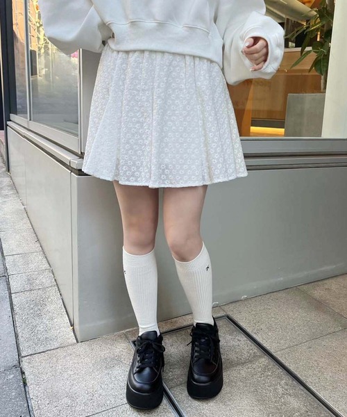 one after another NICE CLAUP(ワンアフターアナザーナイスクラップ)の「コットンボリュームミニスカート(スカート・レディース・ホワイト系その他/オフホワイト/ブラック・FREE)」の4枚目の写真