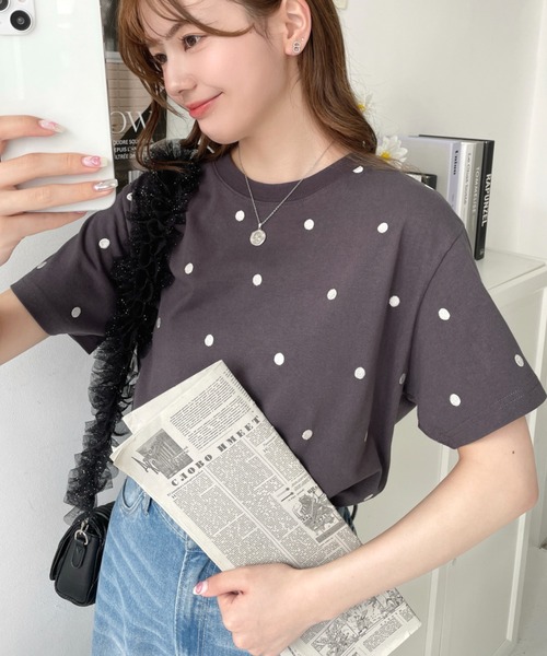 moment+(モーメントプラス)の「ハート刺繍半袖Tシャツ(Tシャツ/カットソー・レディース・オフホワイト/グレー/チャコールグレー/グレー系その他/ホワイト系その他/オートミール/ネイビー/ブルー系その他/ブラック/ピンク・M/L)」の6枚目の写真