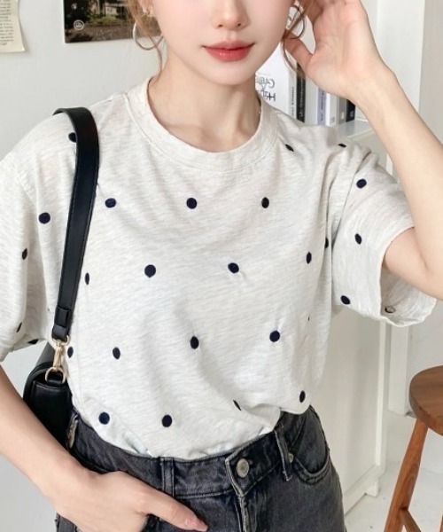 moment+(モーメントプラス)の「ハート刺繍半袖Tシャツ(Tシャツ/カットソー・レディース・オフホワイト/グレー/チャコールグレー/グレー系その他/ホワイト系その他/オートミール/ネイビー/ブルー系その他/ブラック/ピンク・M/L)」の5枚目の写真