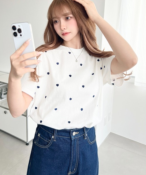 moment+(モーメントプラス)の「ハート刺繍半袖Tシャツ(Tシャツ/カットソー・レディース・オフホワイト/グレー/チャコールグレー/グレー系その他/ホワイト系その他/オートミール/ネイビー/ブルー系その他/ブラック/ピンク・M/L)」の18枚目の写真